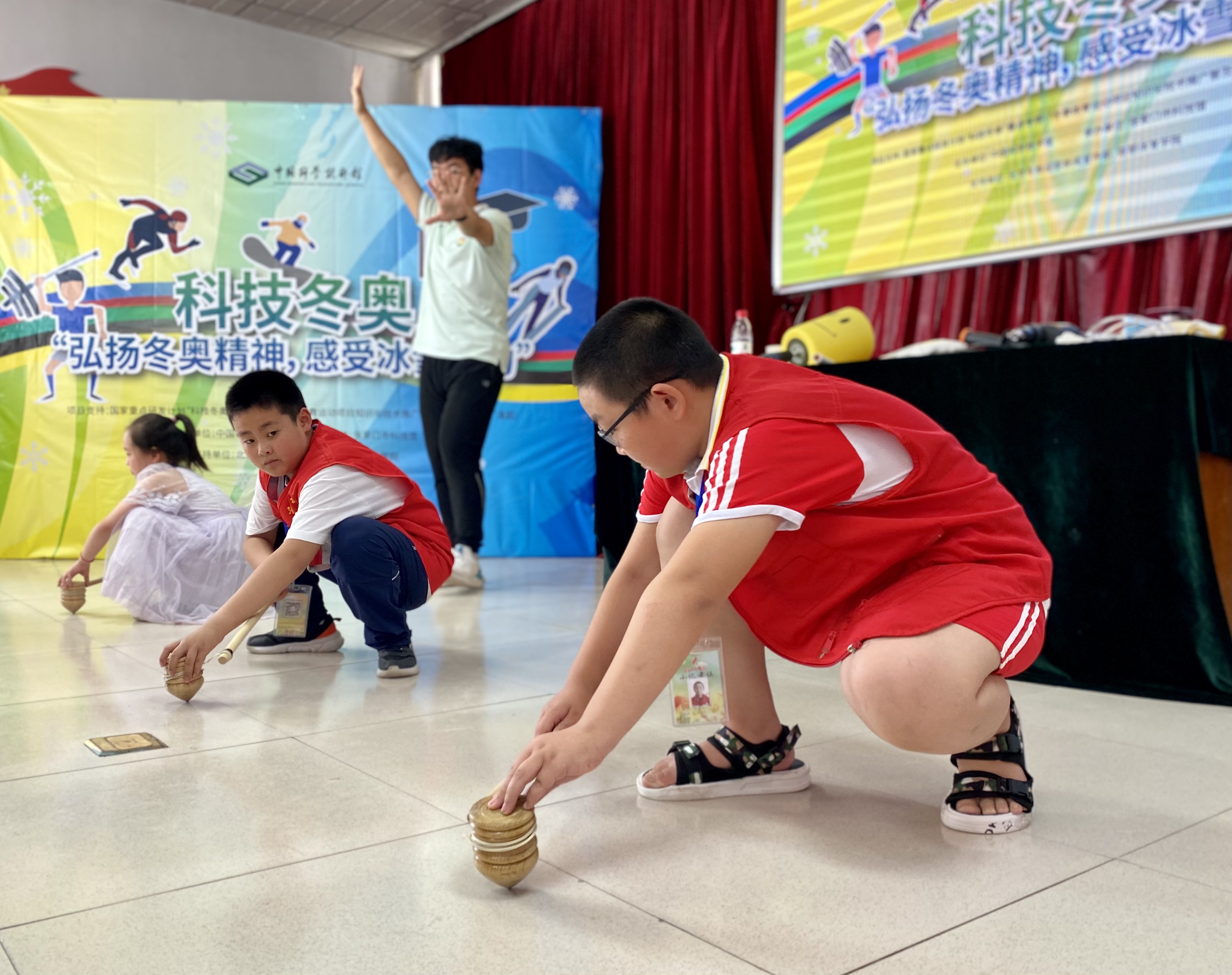科技冬奥主题教育活动,太阳城娱乐里看冬奥,怎样才能让冰陀螺转得更久