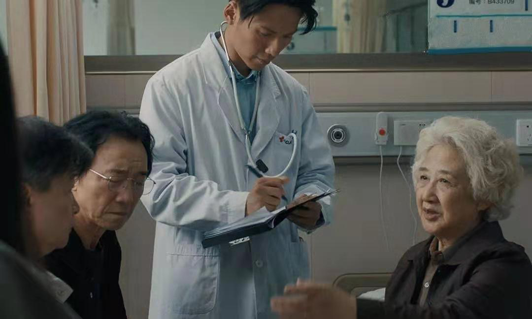 《别告诉她》;癌症;电影;心理学 《别告诉她》;癌症;电影;心理学